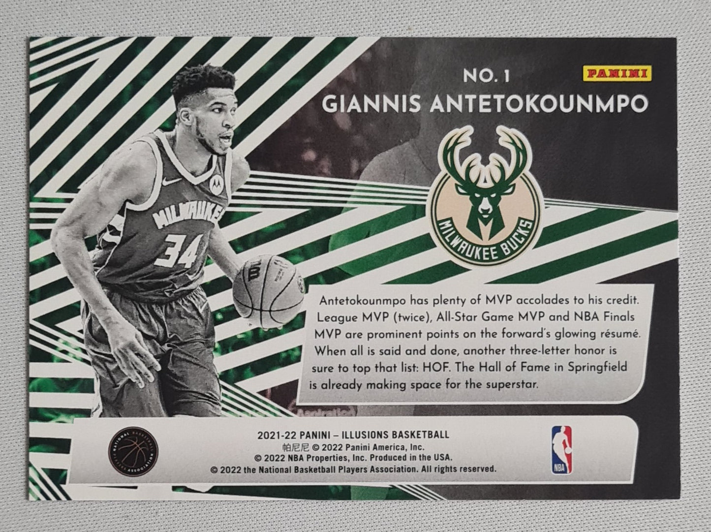 Giannis Antetokounmpo -2021/2022 Panini #1 Illusions Chasing The Hall