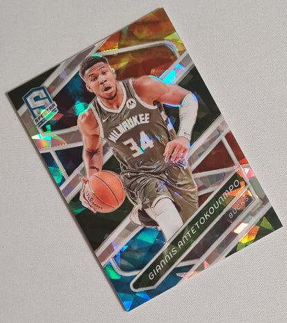 Giannis Antetokounmpo - 2023/24 Panini Spectra Basketball NBA Milwaukee Bucks #125 Cracked Ice /49